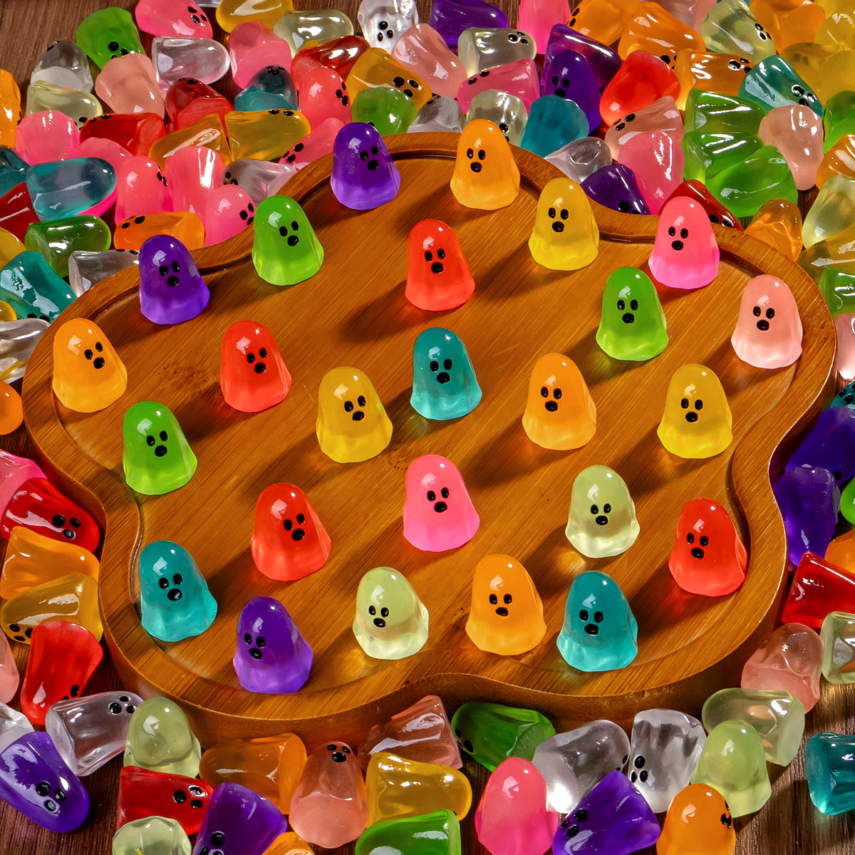 200pcs Halloween Luminous Mini Ghosts Figures 10 Colours Glow in The Dark Small Little Resin Ghost Figurines to Hide Glow in The Dark Tiny Statue for Halloween Party Favors Dollhouse Decorations Toys