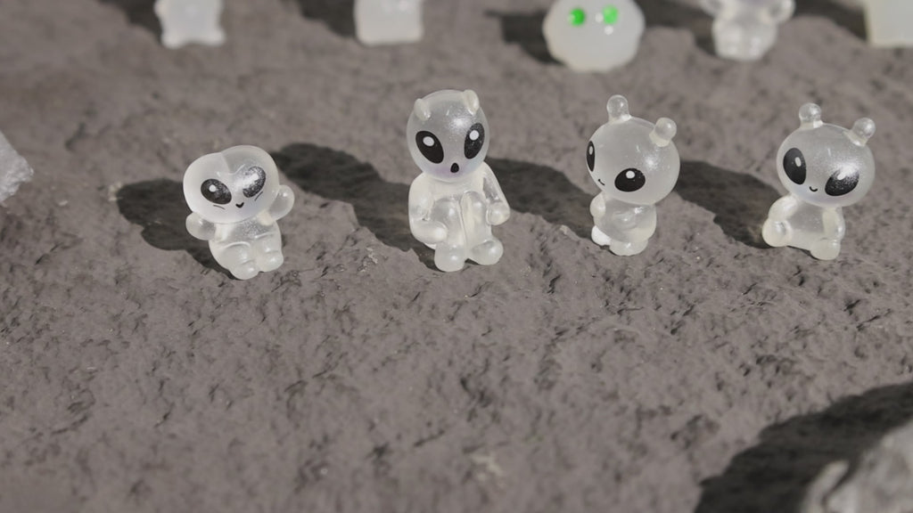 60 Pcs Green Alien Glow in The Dark Cute Mini Figures Space Party Favors Funny UFO Sci-fi Space Party Favors Boxes Treasure Miniature Garden Landscape Decor Desk Collectible